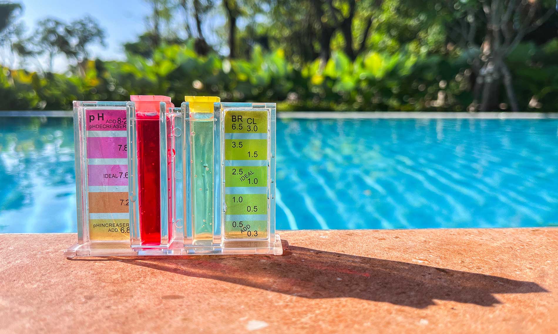 swimming pool test kit To measure pH and chlorine